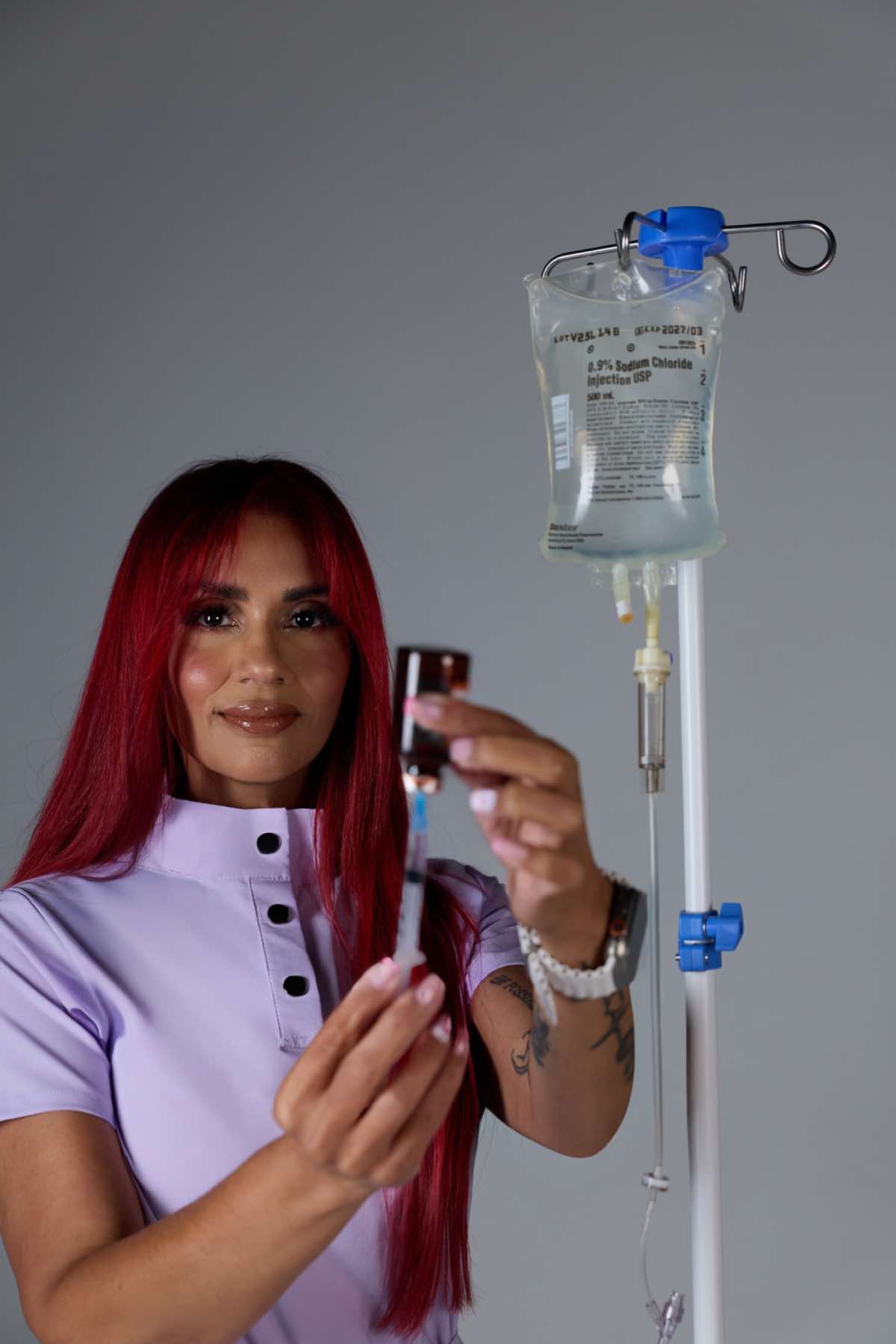 Arlin Goytia, RN, preparando una terapia intravenosa